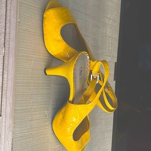 Yellow High heeled dress shoes